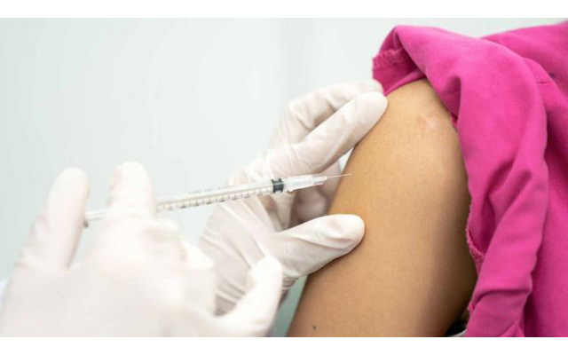 Sau tiêm vaccine COVID-19 bị rụng tóc khiến nhiều người lo lắng, bác sĩ khuyên gì?