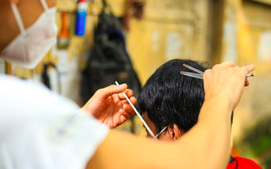 Thợ cắt tóc dương tính, Hà Nội khẩn tìm người đến "Hair Salon Mẹ Ớt"