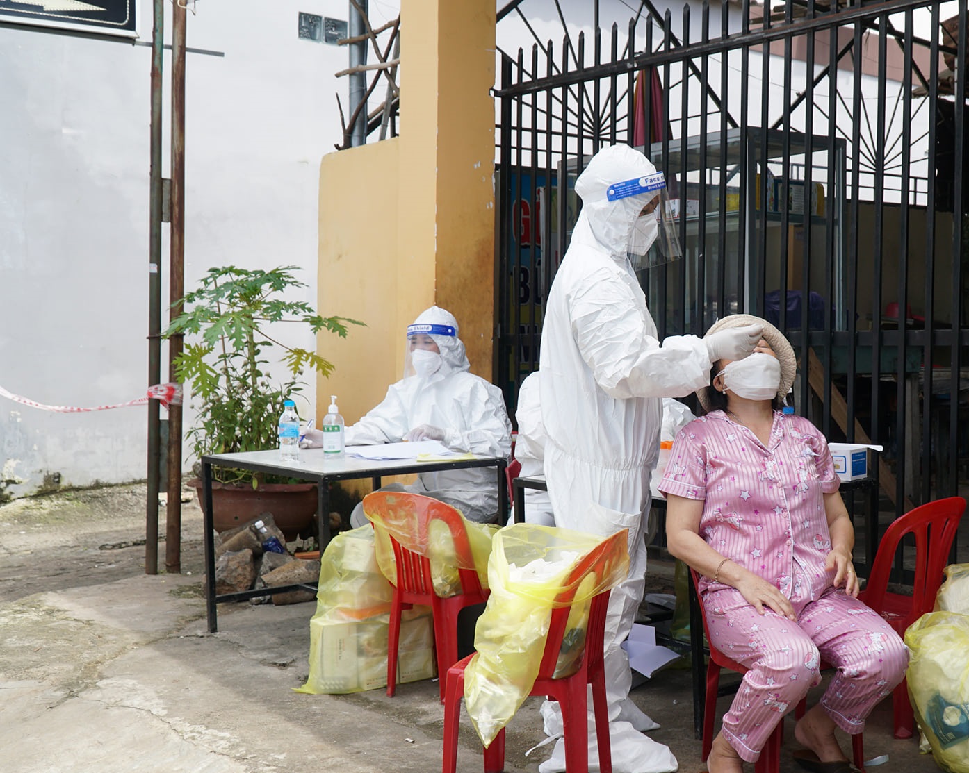 Đắk Lắk: Ca mắc COVID-19 cộng đồng nhiều, khẩn trương chống dịch - Ảnh 2. Đắk Lắk: Ca mắc COVID-19 cộng đồng nhiều, khẩn trương chống dịch - Ảnh 2.