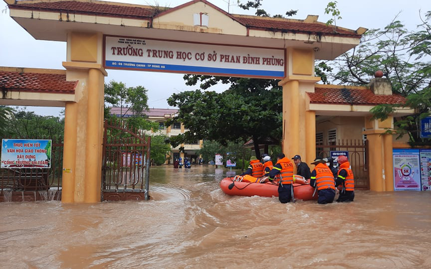 Quảng Trị: Nước lũ bất ngờ bủa vây, "giải cứu" hàng trăm học sinh