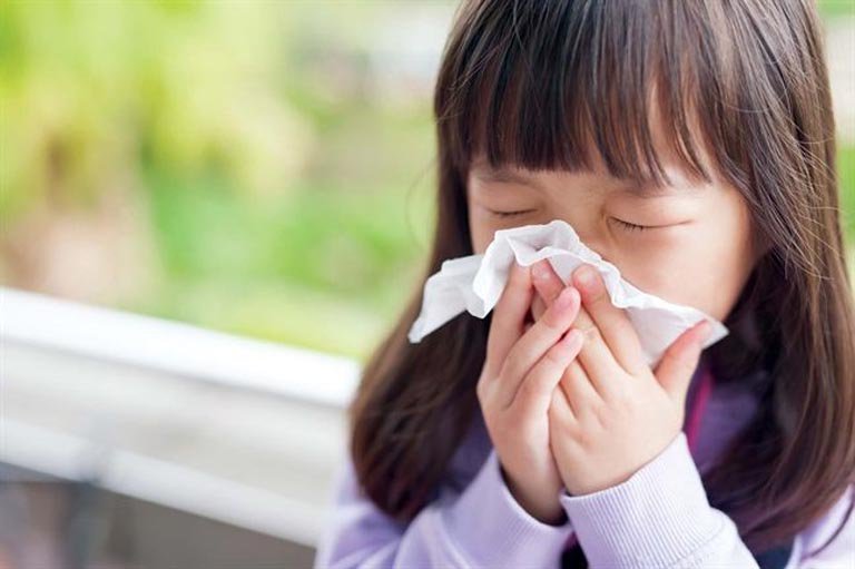 Trẻ bị viêm mũi có dùng thuốc chống dị ứng thoải mái được không? - Ảnh 1.