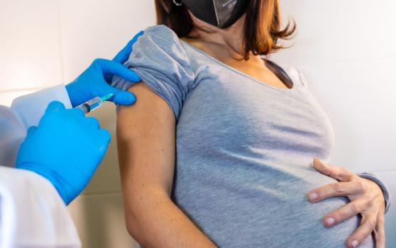 Tại sao phụ nữ cần tiêm vaccine phòng bệnh trước và trong thai kỳ?