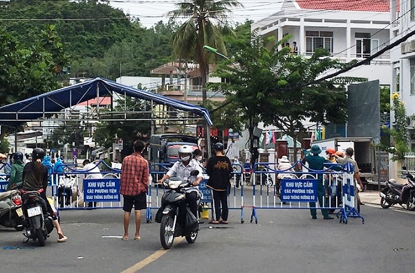 Nha Trang phong tỏa tạm thời 1 phường để tầm soát COVID-19 trong cộng đồng - Ảnh 1.