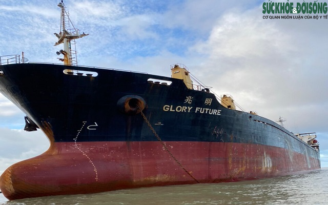 Tàu nghìn tấn cùng 20 thuyền viên mắc cạn 13 ngày ở vùng biển Quảng Trị hiện ra sao? 