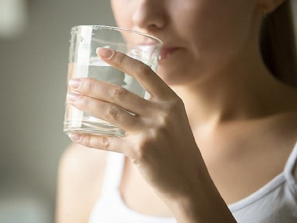 Uống nước khi thức dậy nhiều lợi ích với sức khỏe nhưng không phải loại nước nào cũng tốt - Ảnh 1.