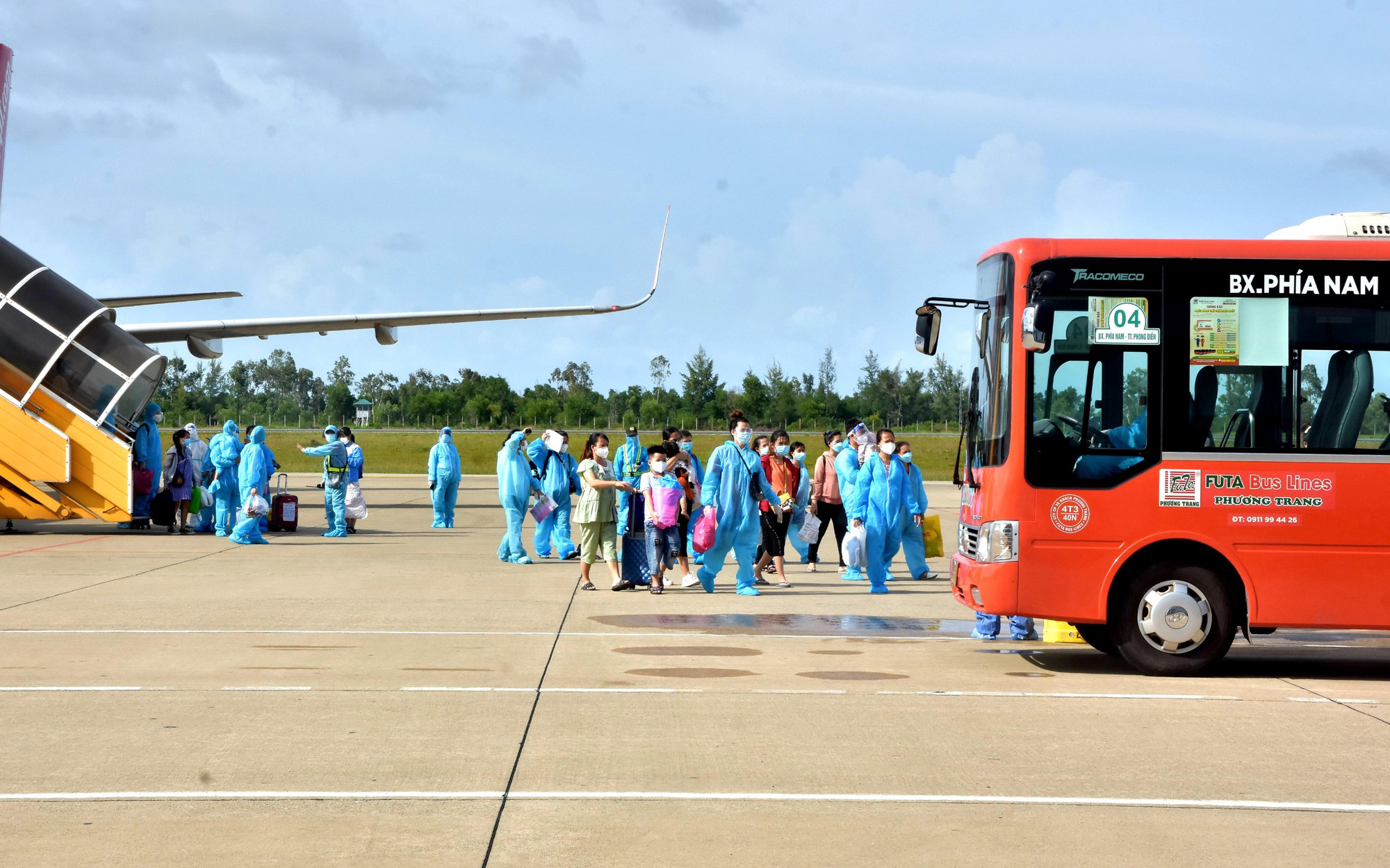 Chuyến bay nghĩa tình đưa hàng trăm thai phụ từ TP. HCM về quê