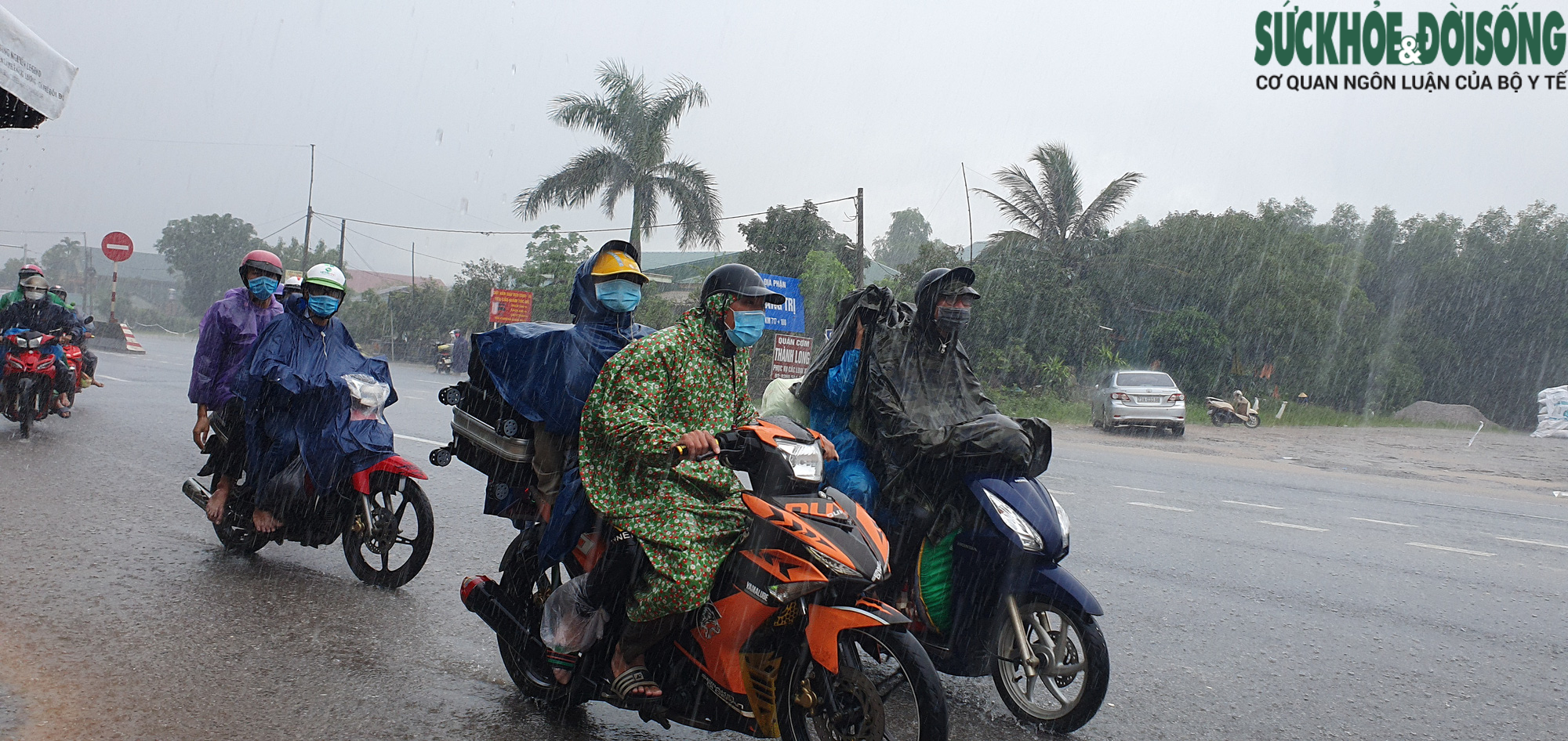 Quảng Bình: Lực lượng chức năng &quot;đội mưa&quot; đón và hỗ trợ người dân hồi hương từ các tỉnh phía Nam - Ảnh 2.