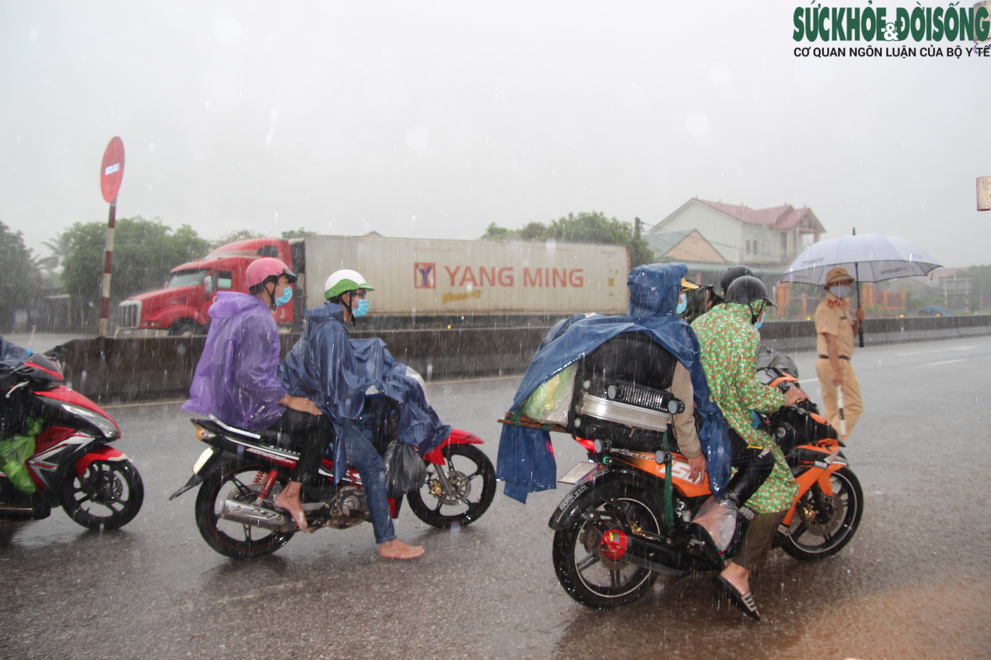 Quảng Bình: Lực lượng chức năng &quot;đội mưa&quot; đón và hỗ trợ người dân hồi hương từ các tỉnh phía Nam - Ảnh 3.