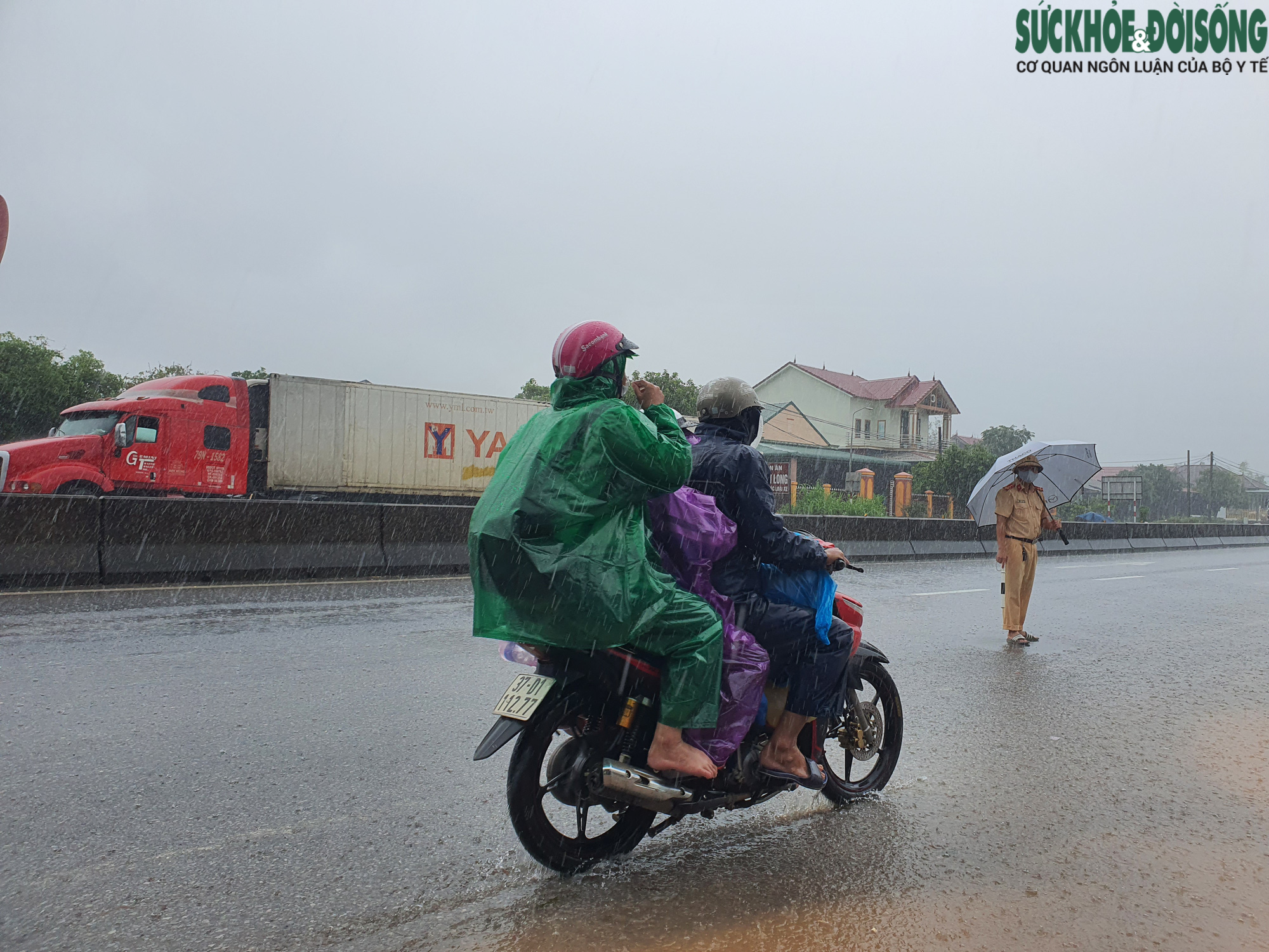 Quảng Bình: Lực lượng chức năng &quot;đội mưa&quot; đón và hỗ trợ người dân hồi hương từ các tỉnh phía Nam - Ảnh 5.