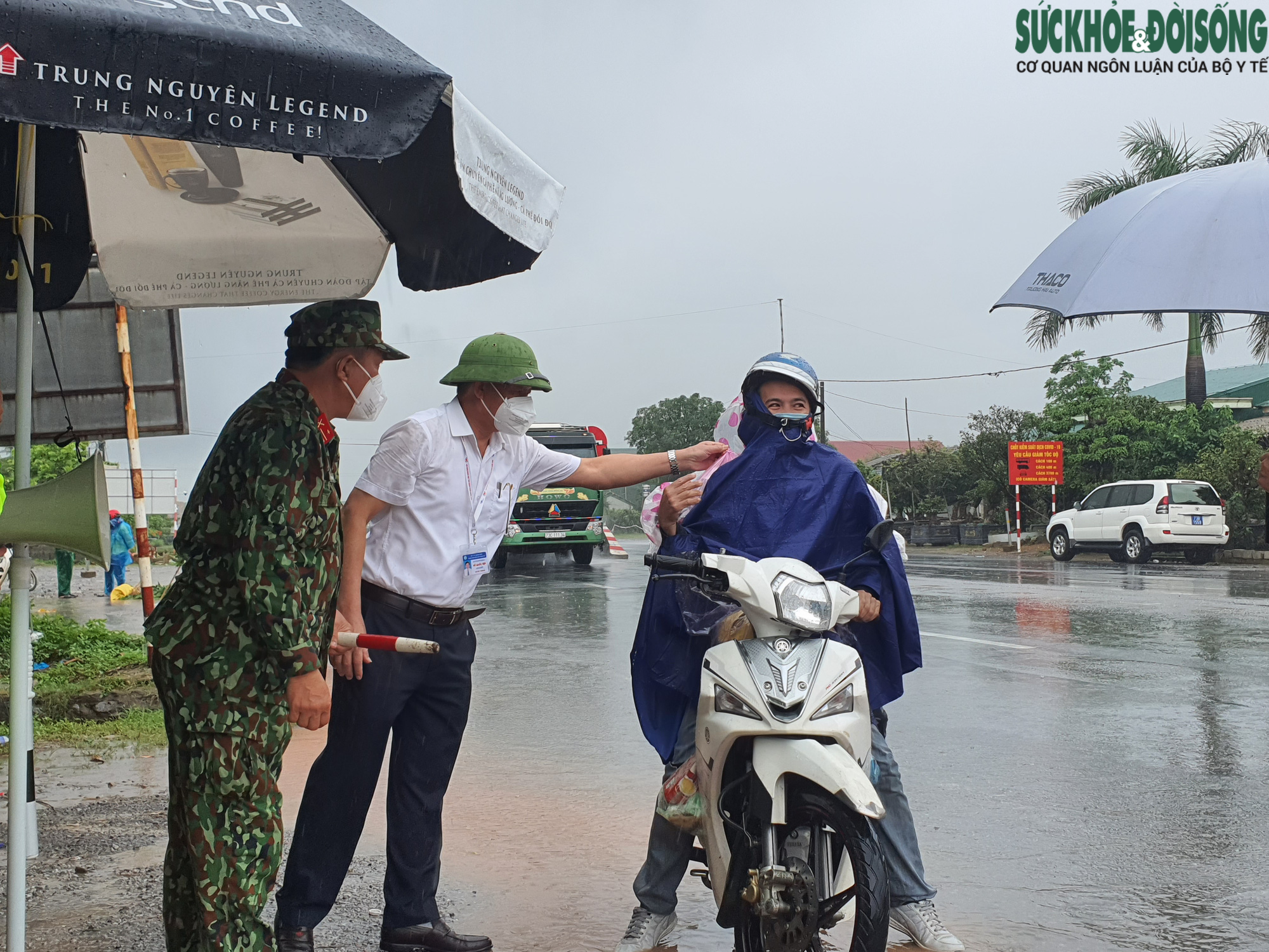 Quảng Bình: Lực lượng chức năng &quot;đội mưa&quot; đón và hỗ trợ người dân hồi hương từ các tỉnh phía Nam - Ảnh 9.