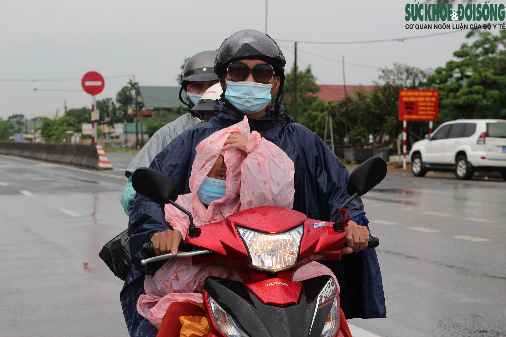 Những đứa trẻ và hành trình thiên lý “đội nắng, dầm mưa” cùng người thân hồi hương - Ảnh 3.