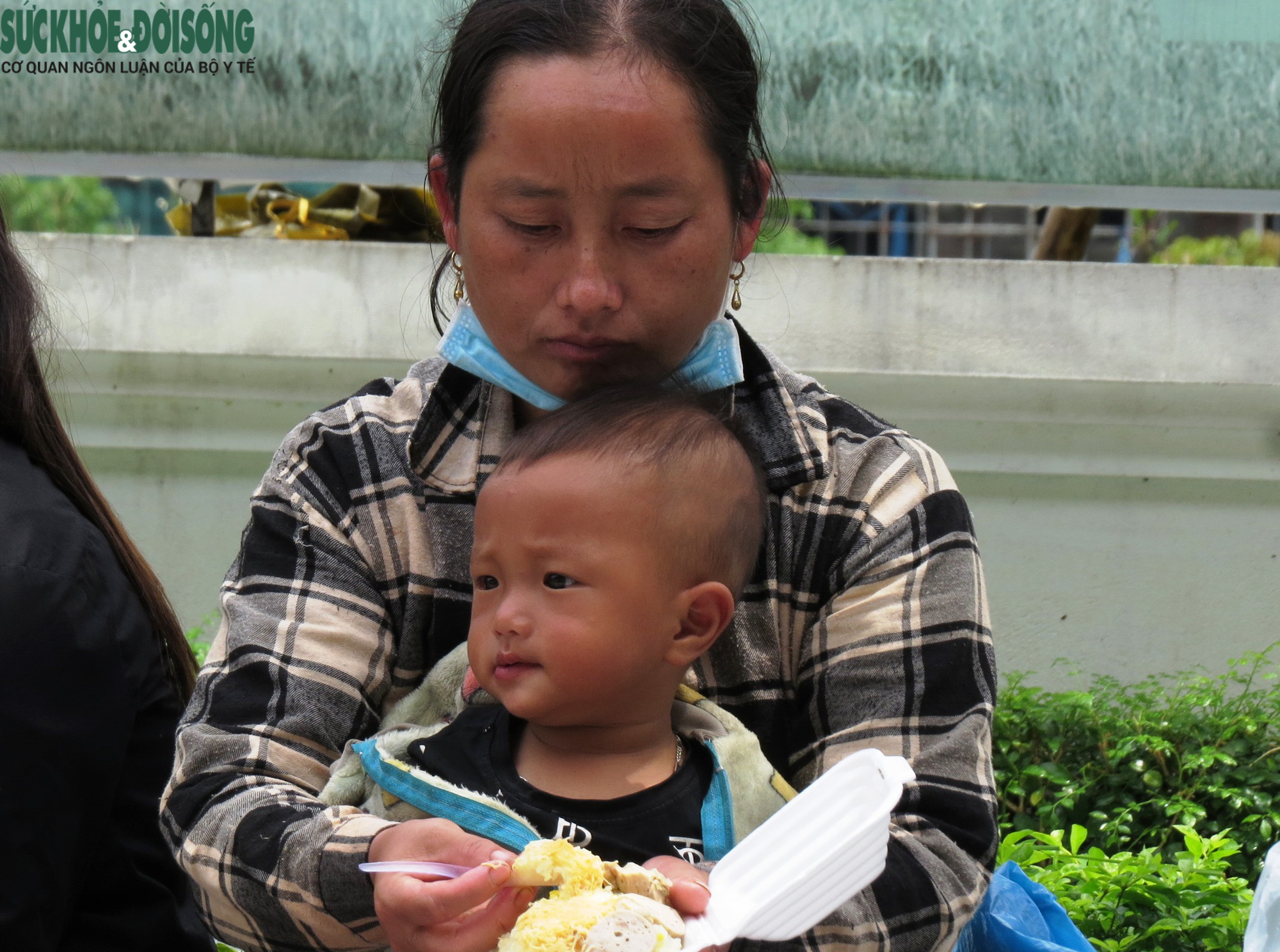 Thương những em bé hồi hương cùng bố mẹ   - Ảnh 7.