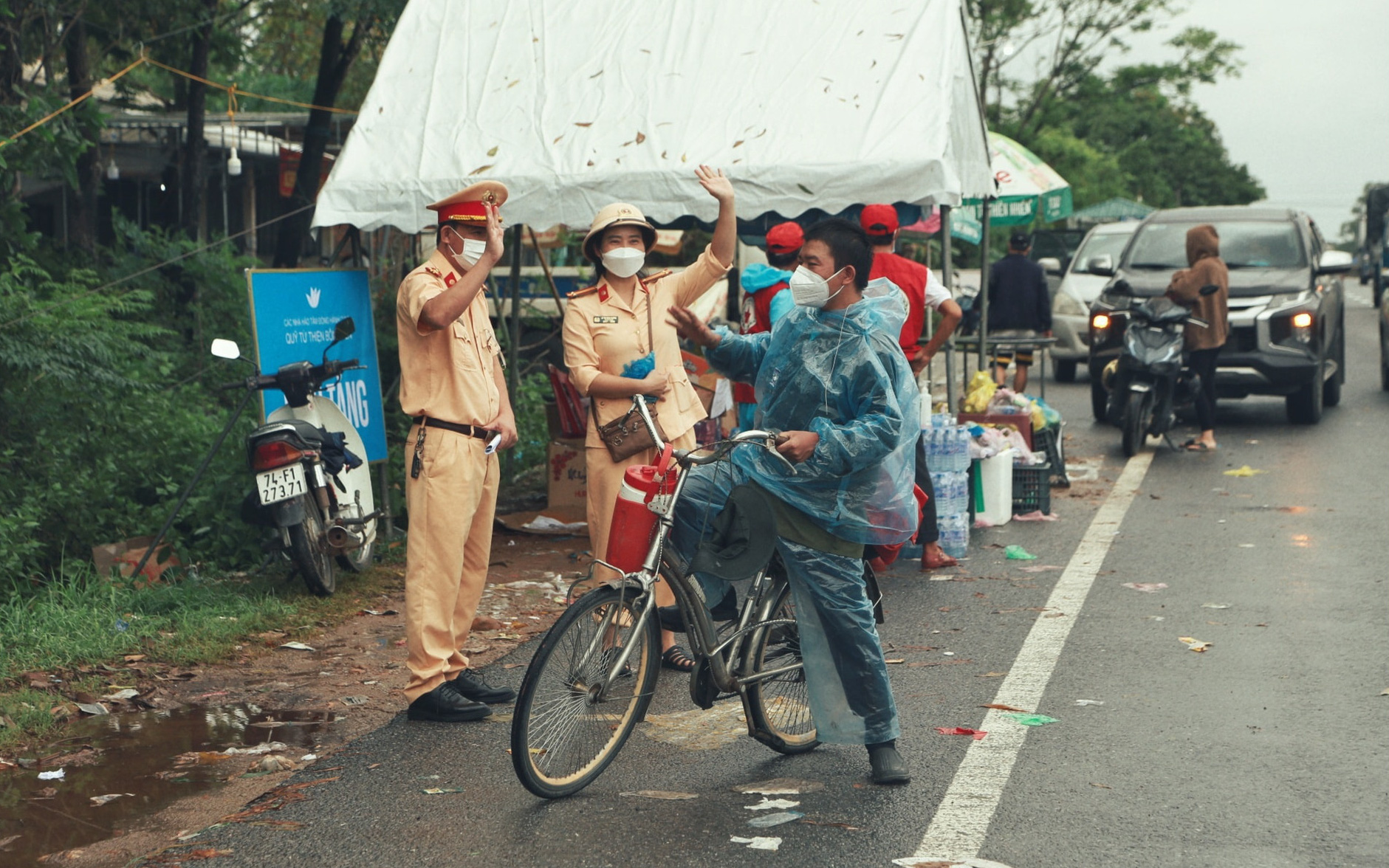  Chàng trai đạp xe từ TP.HCM về Hà Giang, đến Quảng Trị được tặng xe máy 