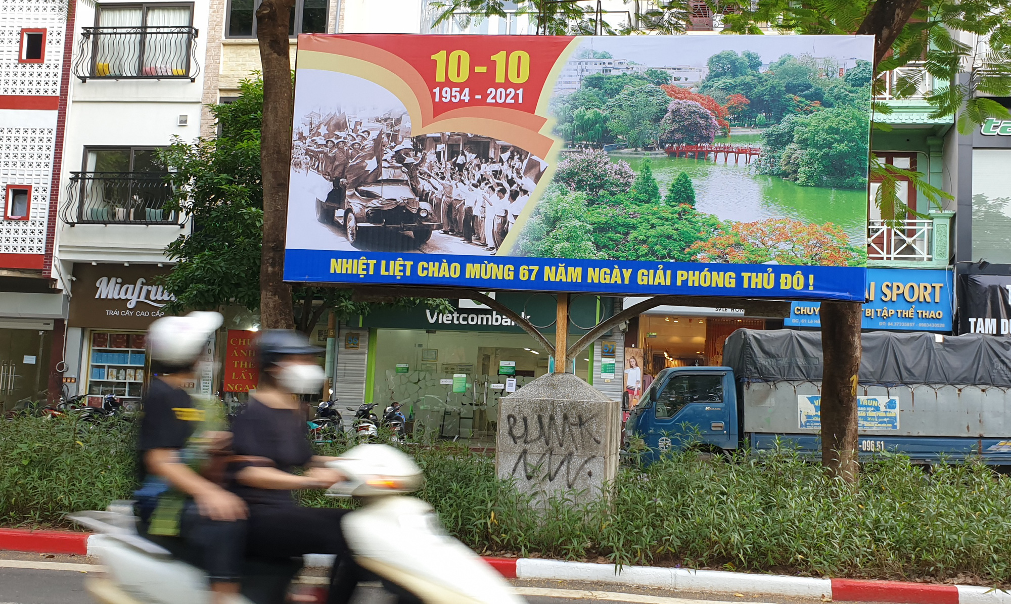 Đường phố Hà Nội rực rỡ chào mừng Kỷ niệm 67 năm Ngày Giải phóng Thủ đô - Ảnh 11.