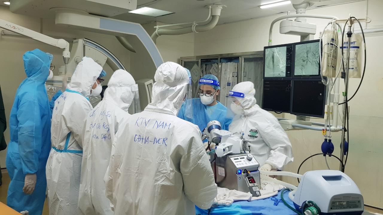 Cấp cứu bệnh nhân COVID-19 ho ra máu nặng - Ảnh 2.