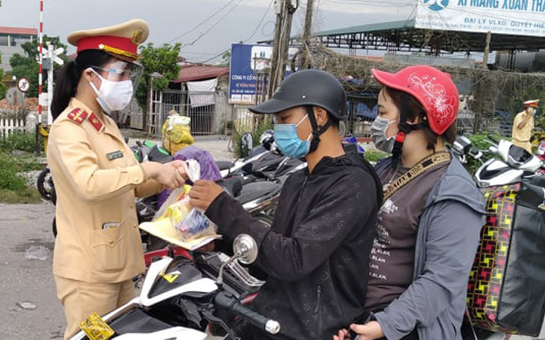 Thủ tướng yêu cầu đảm bảo người dân có nhu cầu về quê được đưa đón an toàn, chu đáo