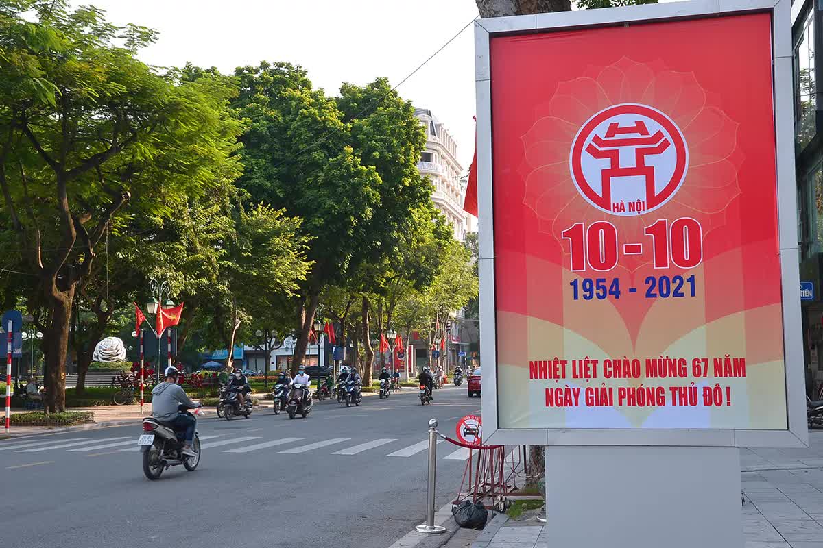 Đường phố Hà Nội rực rỡ chào mừng Kỷ niệm 67 năm Ngày Giải phóng Thủ đô - Ảnh 1.
