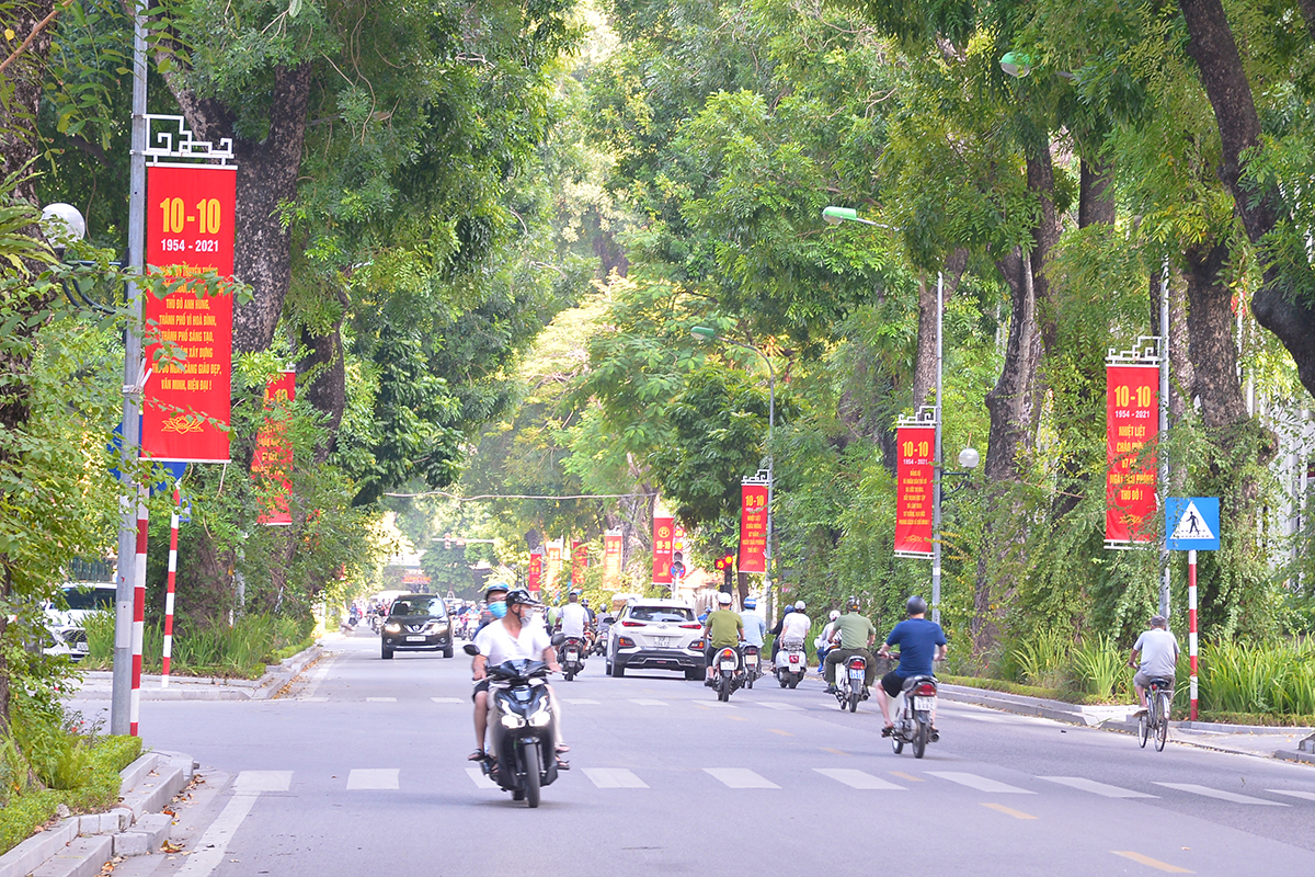 Đường phố Hà Nội rực rỡ chào mừng Kỷ niệm 67 năm Ngày Giải phóng Thủ đô - Ảnh 7.