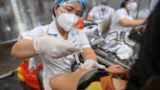 Hơn 600.000 người ở Hà Nội đã tiêm mũi 3 vaccine COVID-19 - Ảnh 2.