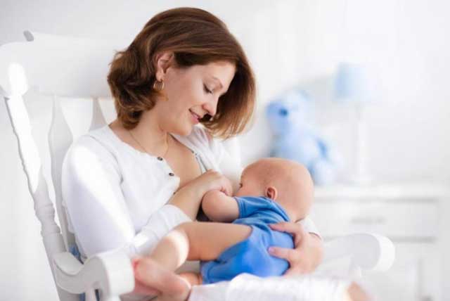 Lợi ích sức khỏe của việc nuôi con bằng sữa mẹ đối với các bà mẹ - Ảnh 3.