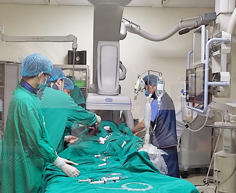 Đặt stent graft điều trị phình động mạch chủ - bước tiến mới của y học hiện đại - Ảnh 1.