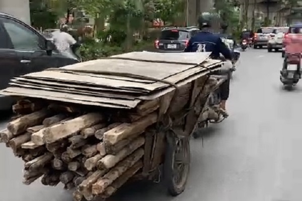 Hà Nội – Xe lôi, xe kéo lại “tung hoành” cuối năm - Ảnh 1.