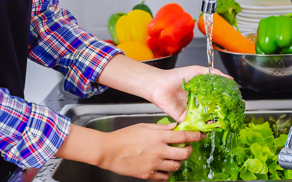 Bạn đã biết cách ăn rau và trái cây an toàn?