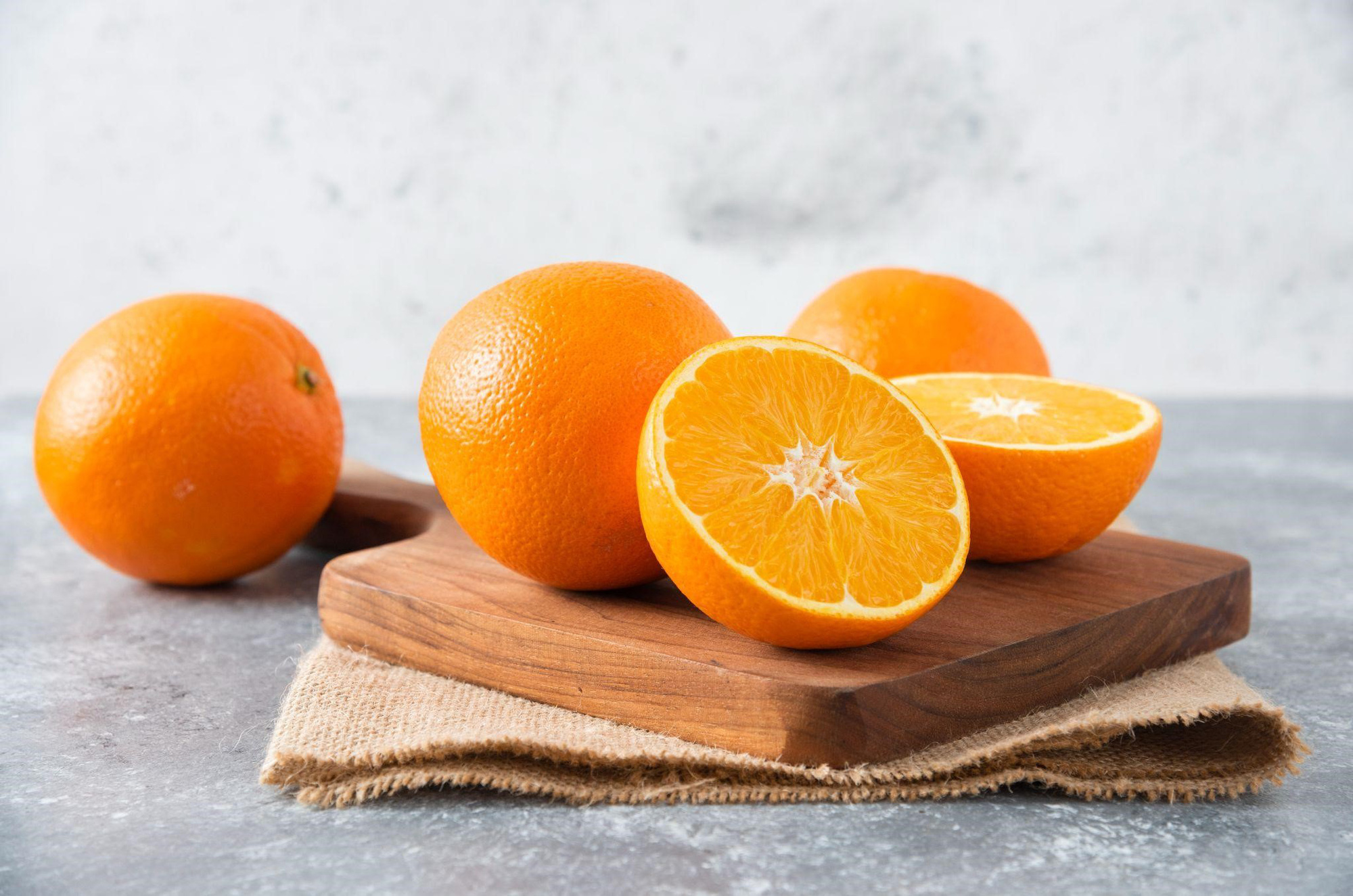 Можно есть апельсины вечером. Апельсин и мандарин. Сочный апельсин. Оранжевый фрукт. Апельсины на столе.
