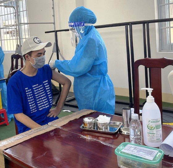 Phủ vaccine: Hành trang để Phú Quốc sẵn sàng đón du khách - Ảnh 2.