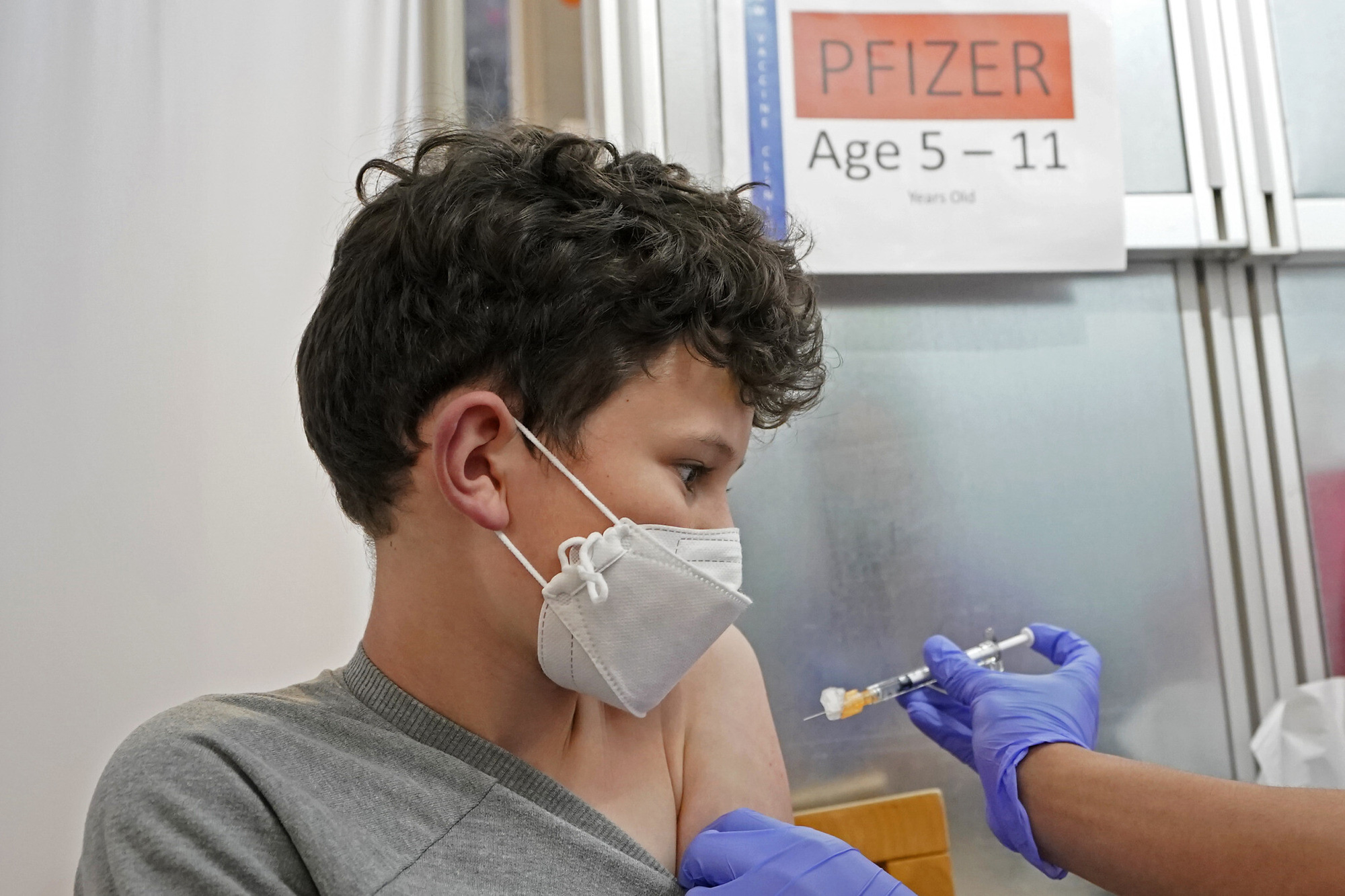 Pfizer cho biết vắc xin COVID-19 hiệu quả 100% với thanh thiếu niên sau 4 tháng - Ảnh 1.