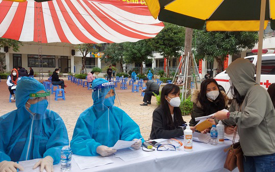 Ngày đầu Hà Nội tiêm vaccine cho học sinh THPT