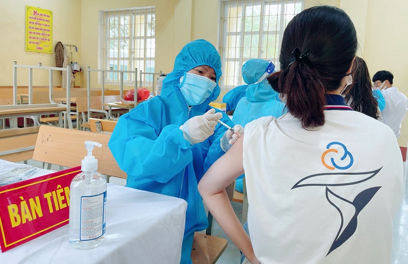 Phú Thọ tiêm vaccine cho học sinh THPT và THCS - Ảnh 1.