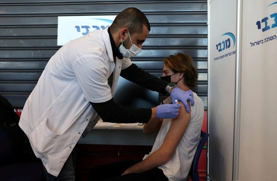 Israel là một trong những quốc gia đi đầu trong việc triển khai tiêm vaccine COVID-19. Ảnh: Reuters