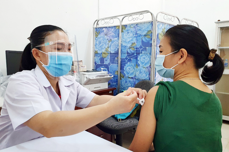 Chiều 20/12: Việt Nam đã tiếp nhận 172 triệu liều vaccine phòng COVID-19; nhiều tỉnh ghi nhận F0 trong cộng đồng - Ảnh 1.