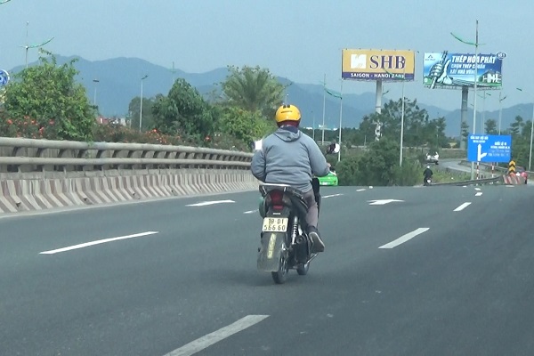 Kinh hãi mô tô, xe đạp đi trên đại lộ Võ Nguyên Giáp - Ảnh 3.