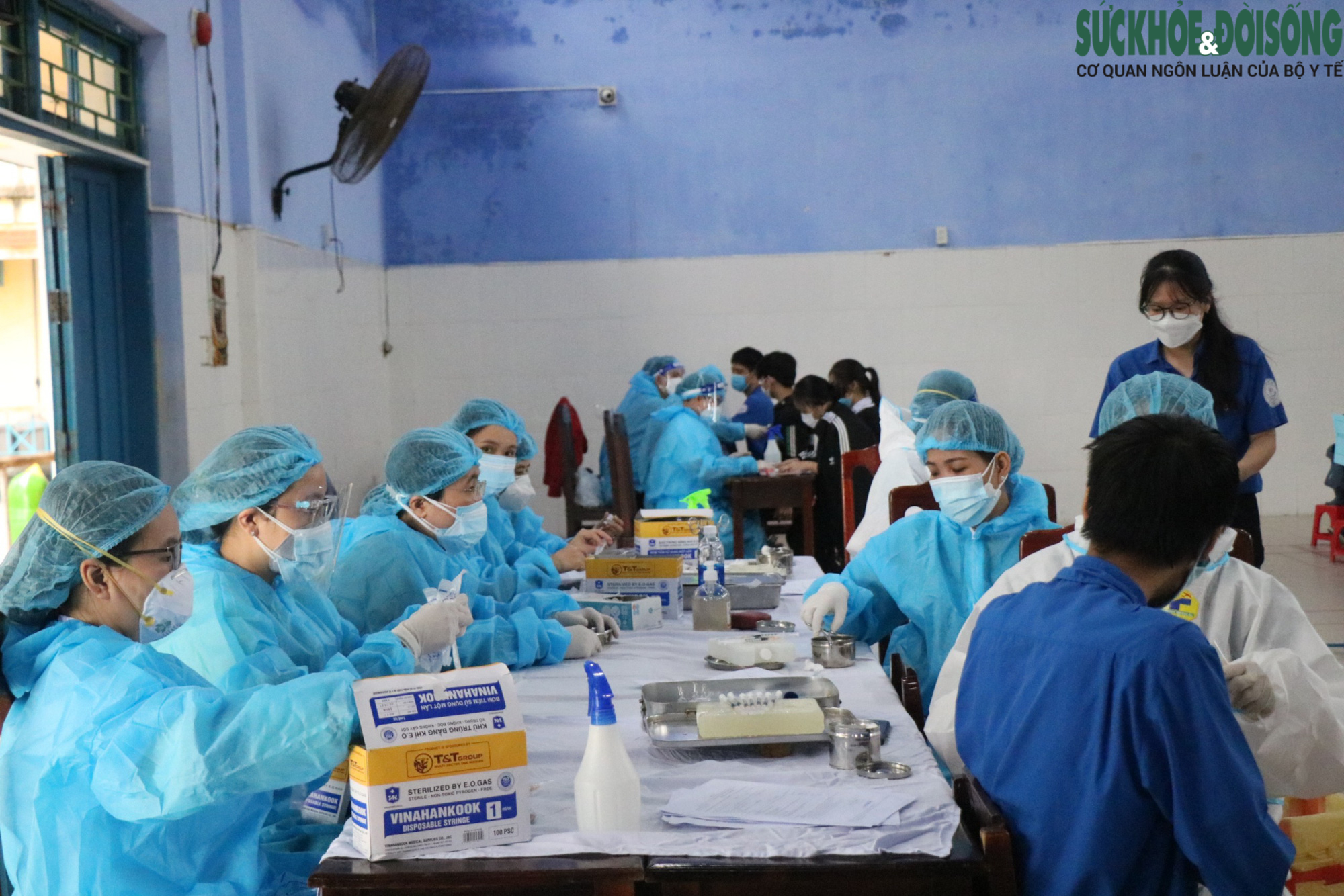 Thừa Thiên Huế triển khai tiêm vaccine phòng COVID-19 cho học sinh - Ảnh 5.