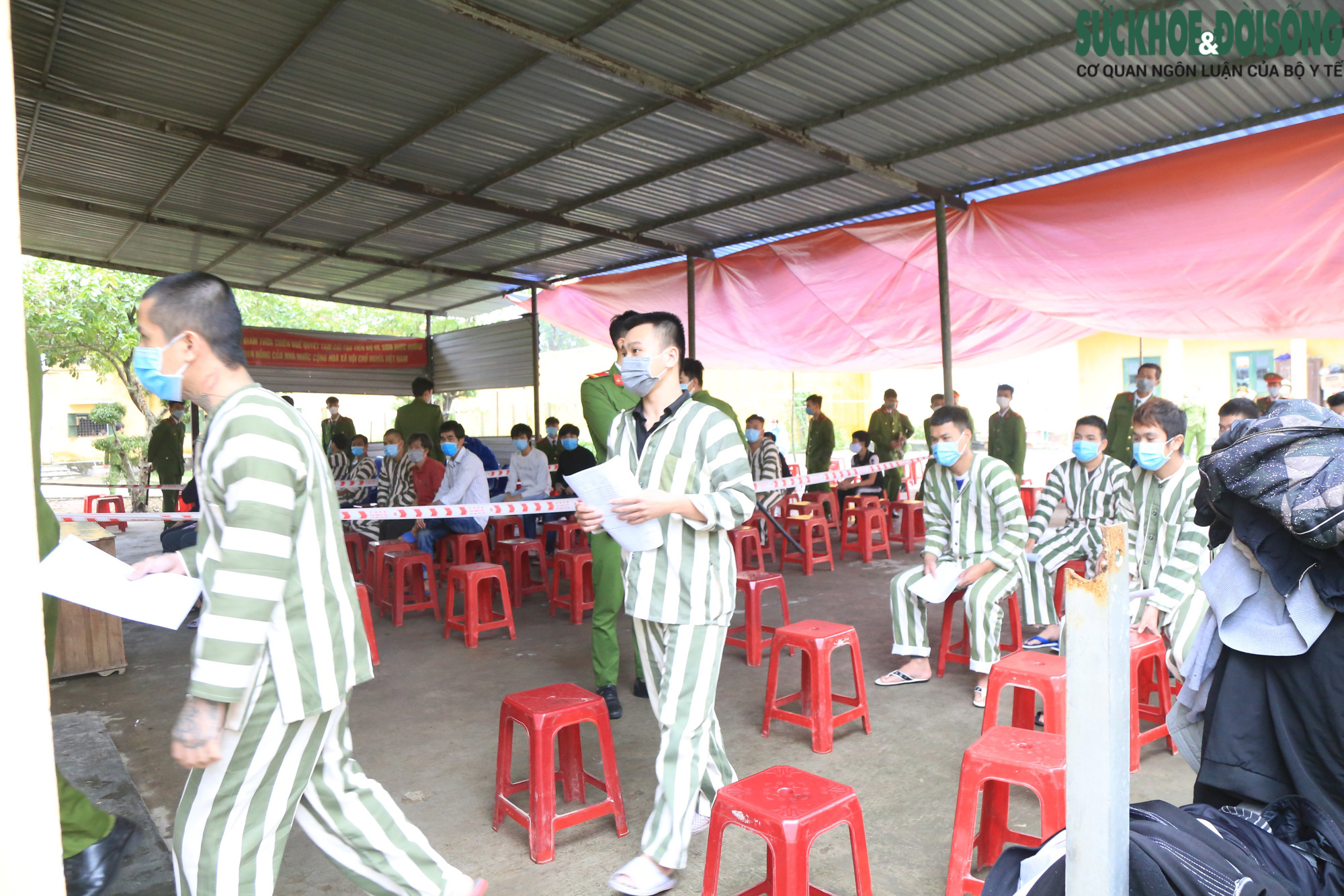 Thừa Thiên Huế: Tiêm vaccine phòng COVID-19 cho hàng trăm phạm nhân - Ảnh 1.