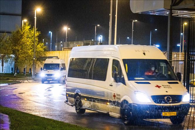Xe cứu thương chuyển các hành khách trên chuyến bay từ Nam Phi có kết quả xét nghiệm dương tính với virus SARS-CoV-2 từ sân bay Schiphol ở Amsterdam tới khu vực cách ly, ngày 27/11