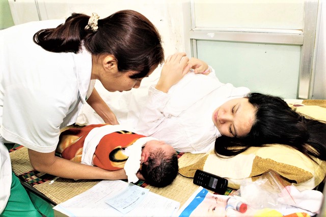 Mức sinh của Việt Nam giảm gần một nửa sau 30 năm - Ảnh 2.