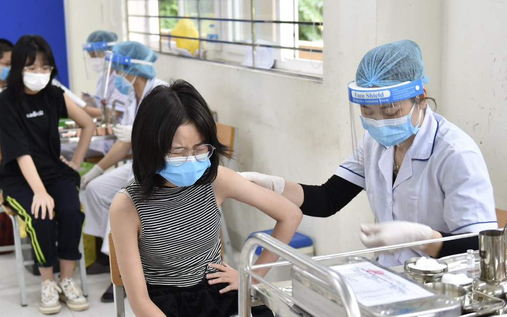 Hà Nội tiêm vaccine COVID-19 cho học sinh lớp 7, 8