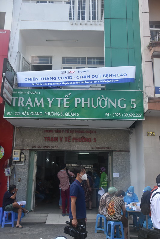Điểm tiêm phòng COVID-19 kết hợp sàng lọc lao tại phường 5, quận 6 ở TP.Hồ Chí Minh