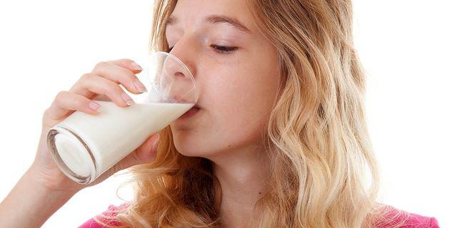 Uống sữa phòng ngừa loãng xương