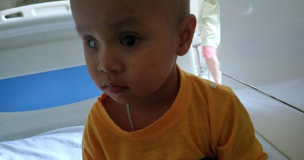 Xót xa bé trai 2 tuổi đôi mắt mất dần ánh sáng vì ung thư