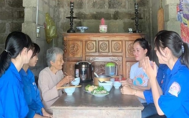 Những bữa cơm 'yêu thương' ấm lòng người già neo đơn ở Thừa Thiên Huế
