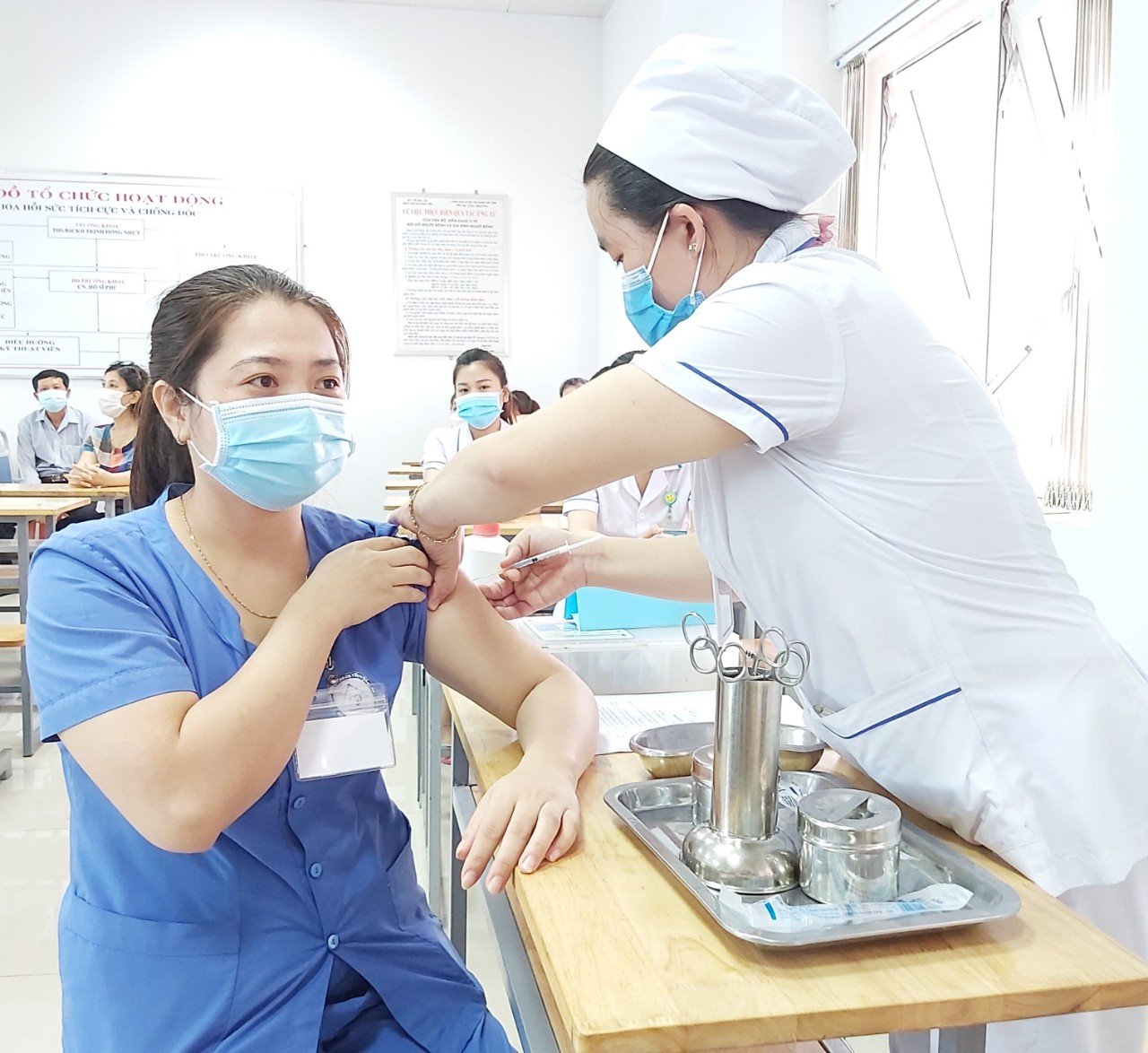 Chiều 20/11: Đã tiêm hơn 106,6 triệu liều vaccine phòng COVID-19; Bến Tre, Quảng Ngãi tiếp tục ghi nhận F0 trong cộng đồng - Ảnh 1.