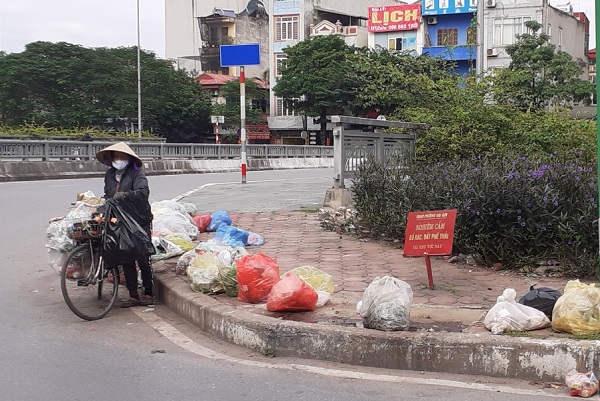 Hà Nội – Nhếch nhác bãi rác tự phát trên các tuyến phố nội đô - Ảnh 2.