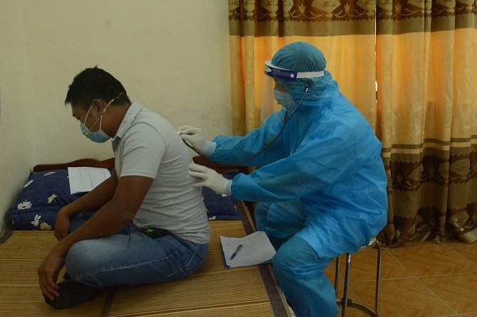 Điều trị F0 nhẹ tại nhà: Hà Nội xây dựng lực lượng hỗ trợ y tế cơ sở - Ảnh 1.