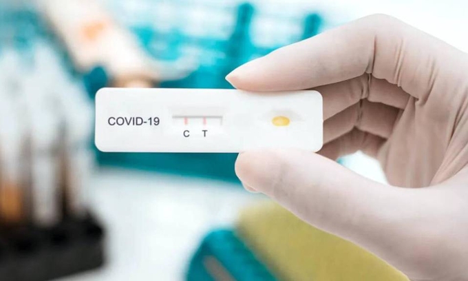 Bộ Y tế đề nghị sớm xem xét đưa kit test xét nghiệm COVID-19 vào diện bình ổn giá - Ảnh 1.