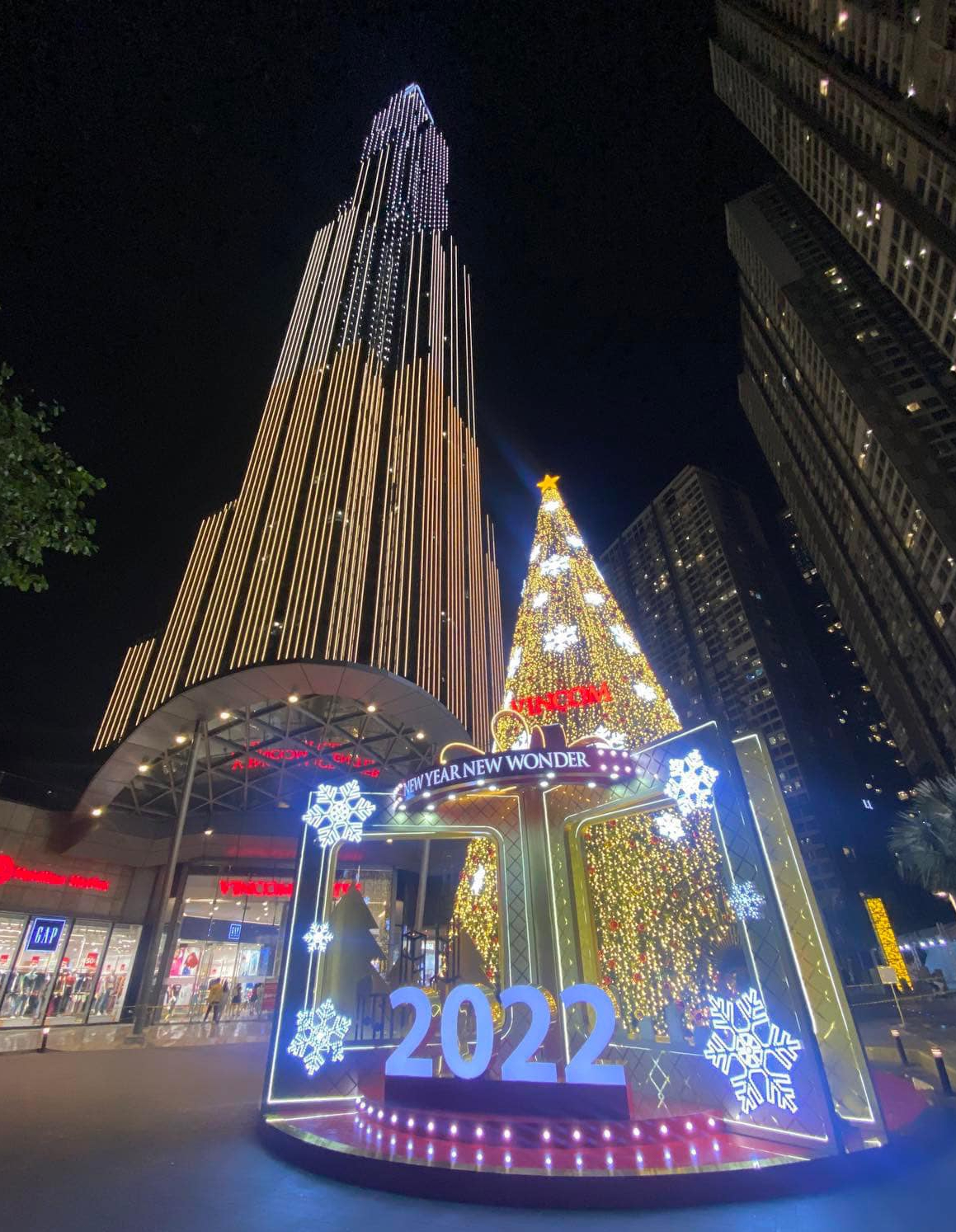 Bạn đã bao giờ ngắm nhìn một cây thông Noel khổng lồ chưa? Hãy chiêm ngưỡng hình ảnh này để khám phá vẻ đẹp và sự trang trọng của một ngày lễ quan trọng trong năm.