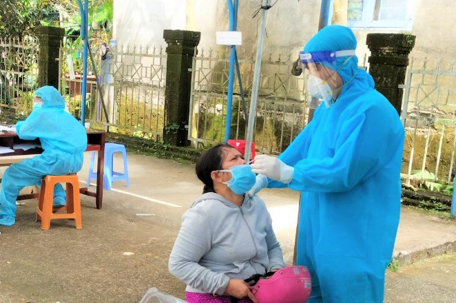 Ca mắc tăng kỷ lục, Lâm Đồng hướng dẫn tiếp nhận, xử lý kết quả tự test nhanh - Ảnh 1.